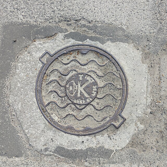 File:Manhole cover in Tallinn 11.jpg - Wikimedia Commons