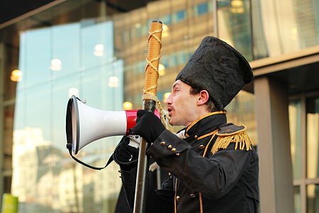 Français : Tambour-Major animant la manifestation NoCulture? pour la défense des droits des artistes à Bruxelles, Belgique, le 13 décembre 2013.