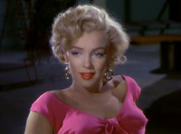 Monroe i Niagara. En närbild av hennes ansikte och axlar; hon är klädd i guldbågeörhängen och en chockerande rosa topp