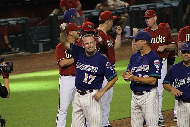 Mark Grace (waving cap) and Matt Williams (farthest right in the red jersey), among others, during the Diamondbacks alumni game in 2018.