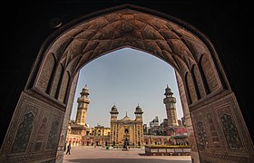 Una vista de la mezquita a través de un arco de acceso a la plaza Wazir Khan Chowk