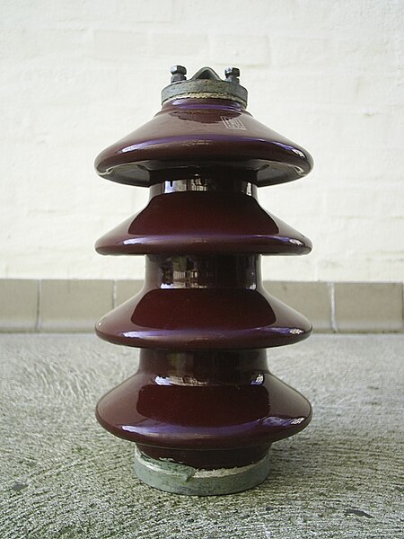 Fail:Medium voltage ceramic standoff electric insulator - 20060530.jpg