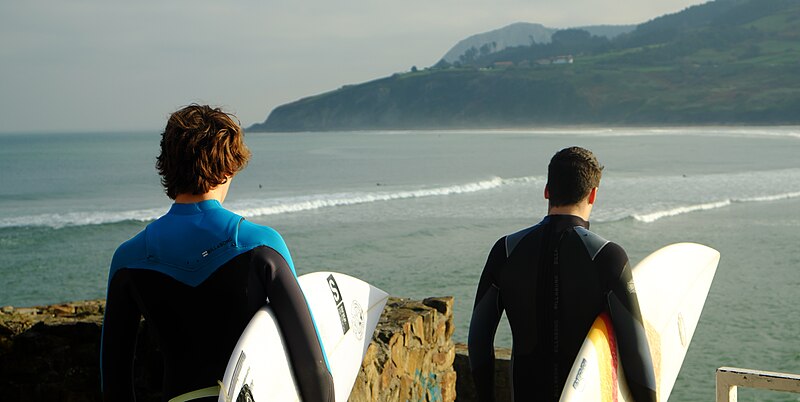 File:Men getting ready to surf (Unsplash).jpg