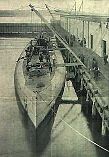 Deutschland unloading in New London, 1916. Merchant Submarine Deutschland at New London port.jpg