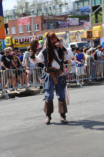 File:Mermaid Parade 2013 - Captain Jack Sparrow (9122524395).jpg