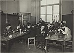 Paavo Tynell undervisar i metallslöjd vid Centralskolan för konstflit, 1920-talet