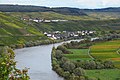 Blick nach Norden: Im Tal Kesten (Entfernung ca. 2 km[5]), wo es eine römische Siedlung gegeben hat,[7] die vielleicht Castanidum[8] hieß. Auf der Höhe Monzel, wo ebenfalls eine römische Siedlung nach­ge­wiesen wurde.[9]