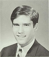 Foto en blanco y negro de un joven Romney.