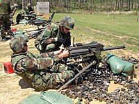 演習時にMk.19を射撃する模様、2006年。周囲に散乱した空薬莢には、分離式の金属製給弾ベルトが巻かれている。