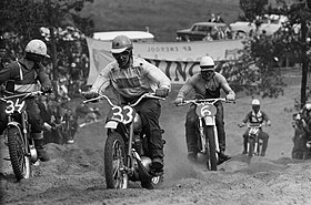 Motorcros 1962 De Zandberg te Bergharen (Jan Clynk, Frits Menjual Frits Betzelb, Bestanddeelnr 913-9873.jpg