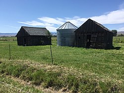 (önden arkaya) Eski ahır ve silo, terk edilmiş ev