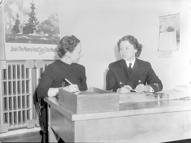 File:News. Navy Girls - Miss Gagnon BAnQ P48S1P09332.jpg