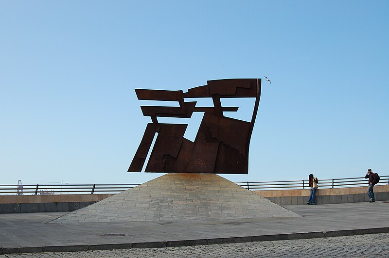 File:Nordeste (obra de Joaquín Vaquero Turcios) Gijón 01.jpg