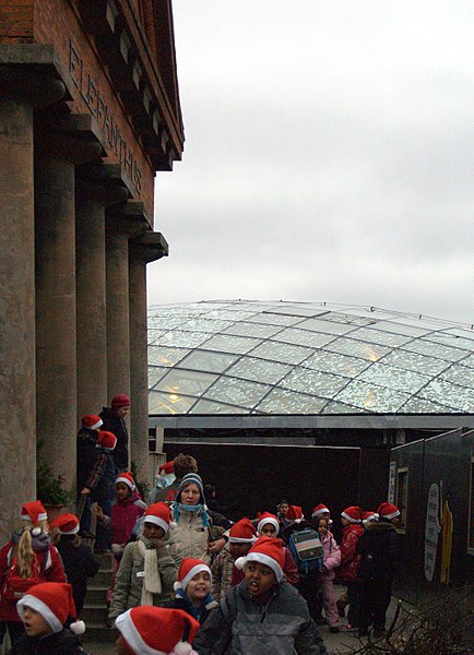 File:Norman foster, elephant house, copenhagen zoo, dec. 07 (2118258136).jpg