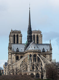 Pogled na zvonik Notre-Dame, ki ga je obnovil Viollet-le-Duc