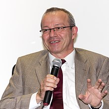 Ralph Jessen auf einer Podiumsdiskussion im Jahr 2014