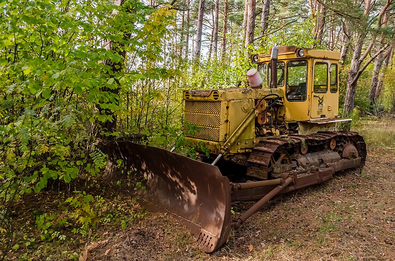 File:Old bulldozer. Forest find in Estonia.jpg