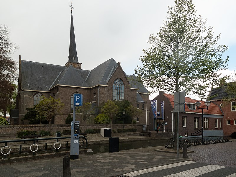 File:Oud-Beijerland, de Dorpskerk en toren RM31920+31921 foto5 2014-04-14 15.54.jpg