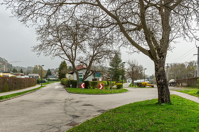 File:Pörtschach 10.-Oktober-Straße Parkplatz Abzweigung Winklerner Straße 01042024 0983.jpg