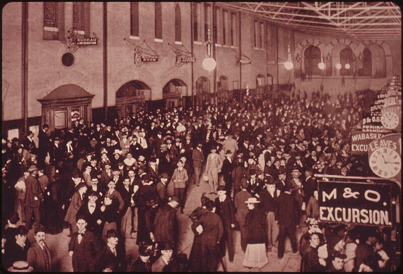 File:PASSENGERS JAM THE INTERIOR OF THE ST. LOUIS, MISSOURI, UNION STATION IN A COPYRIGHTED PICTURE TAKEN BY B.A. ATWATER... - NARA - 556056.jpg