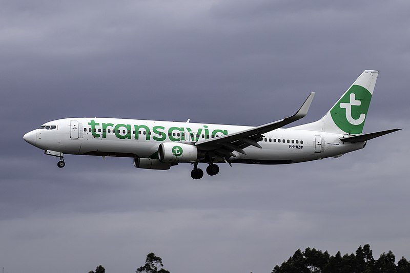 File:PH-HZW 737 Transavia SCQ.jpg