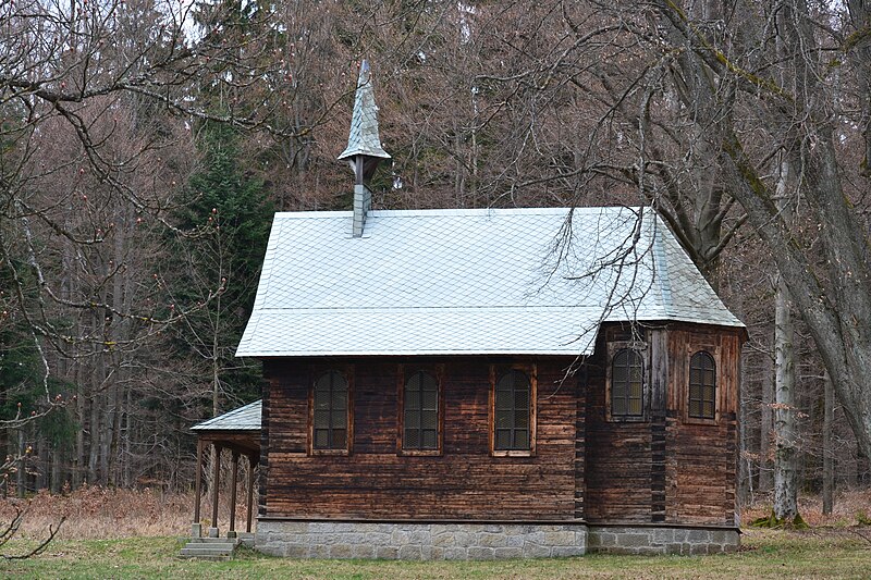 File:PR Ostrůvek, dřevěná kaple.jpg