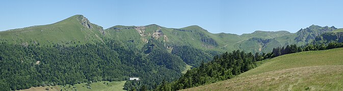 Sommets de la bordure orientale de la haute vallée de la Dordogne, en amont de Mont-Dore. De gauche à droite, le roc de Cuzeau, le puy des Crebasses, le puy de Cacadogne, le pic Intermédiaire, le Pan de la Grange et le puy de Sancy.