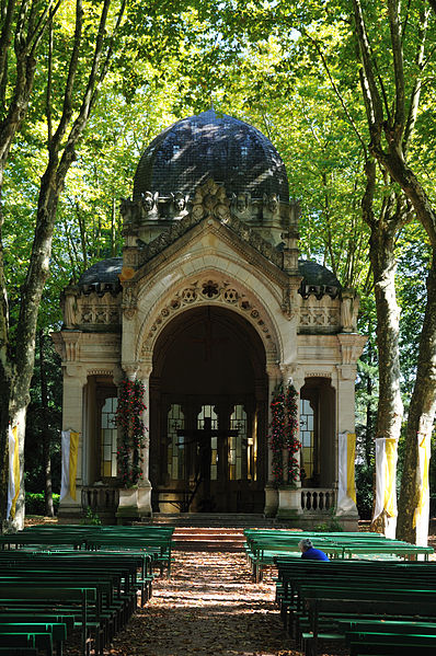 File:Paray-le-Monial Dôme du parc des Chapelains 1.jpg