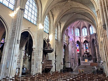 La nef avec la chaire et le chœur