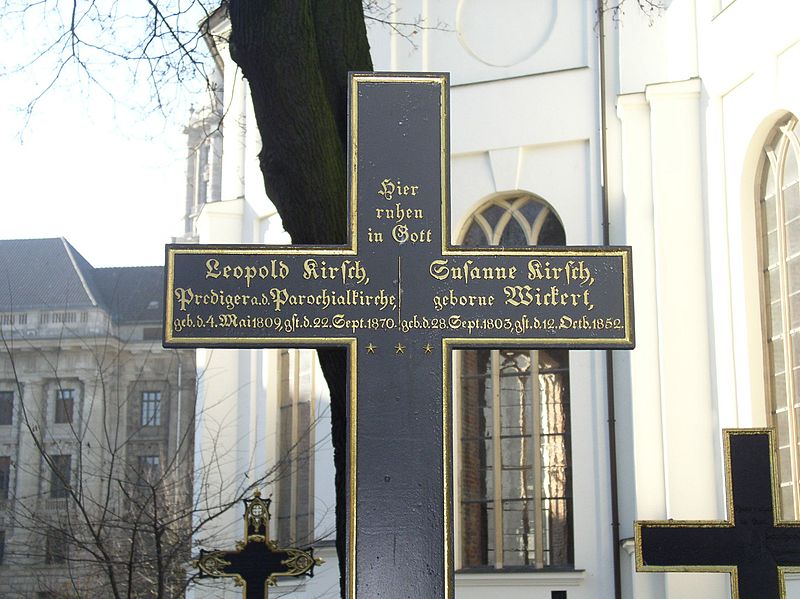 File:Parochialkirchhof 4 Berlin-Mitte.jpg