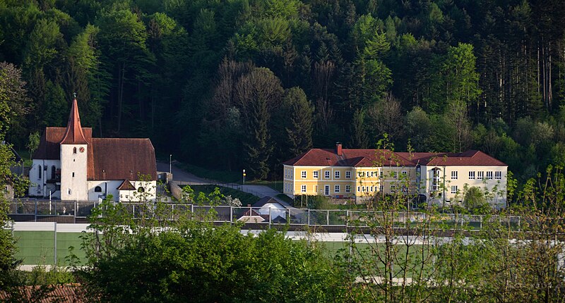 File:Pfarrkirche & Volksschule Altlengbach.jpg