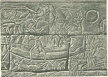 Bas-relief représentant des guerriers sur un bateau.