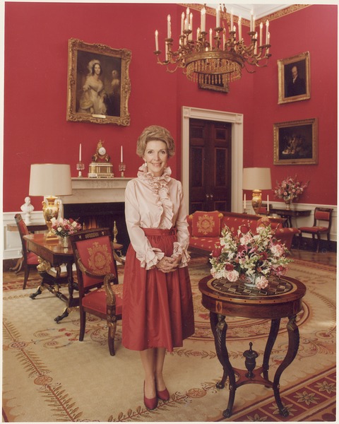 File:Photograph of Official Portrait of Mrs. Reagan in the Red Room - NARA - 198511.tif