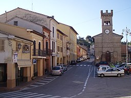 Piazza Vittorio Emanuele II con la torre civica e le logge - Castelleone di Suasa.JPG