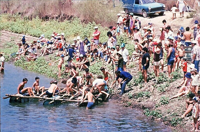 File:PikiWiki Israel 11252 Gan-Shmuel - rafts in the fish ponds 1981.jpg