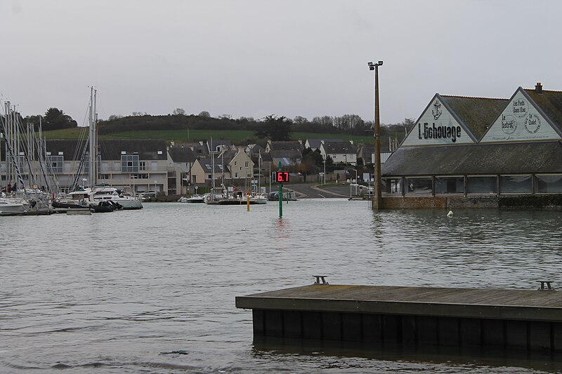 File:Pléneuf-Val-André - Dahouët - Mât de hauteur d'eau en port (grande marée).jpg