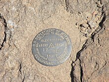 Une plaque géographique de la zone 51 dans un ancien lac séché. Ce lac séché servait de piste d'urgence pour la navette spatiale de la NASA.