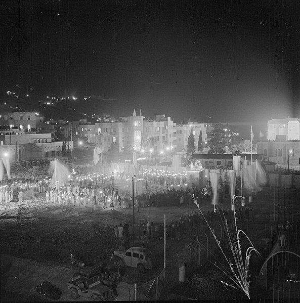 File:Plechtigheid bij avond op 15 mei 1949 op een plein in Haifa bij gelegeheid van d, Bestanddeelnr 255-0998.jpg