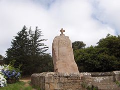 Le menhir christianisé de Saint-Uzec.