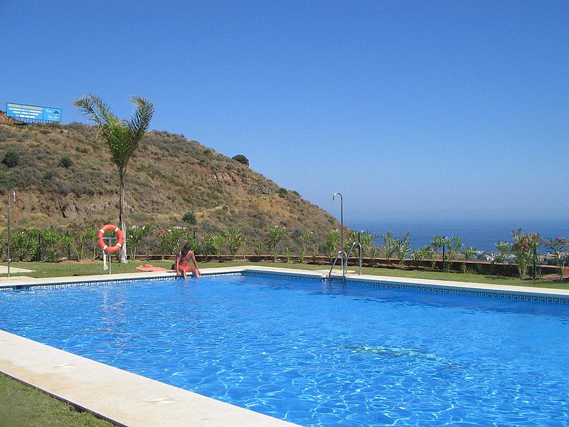 File:Pool in Calahonda, Spain 2005.jpg