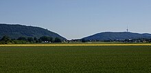 The Porta Westfalica defines the eastern end of the Wiehen Hills (left). To the east, on the other side of the Weser, the hills continue as the Wesergebirge (right).