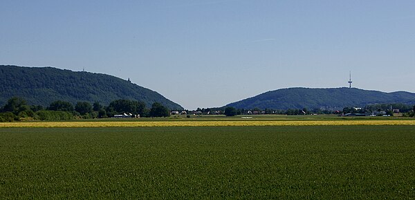 The Porta Westfalica defines the eastern end of the Wiehen Hills (left). To the east, on the other side of the Weser, the hills continue as the Weserg