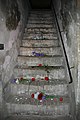 Schody do pomnika zabójców Heydricha w krypcie