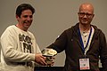 L'AACE entrega un premi a Carmona en Viñetas.
