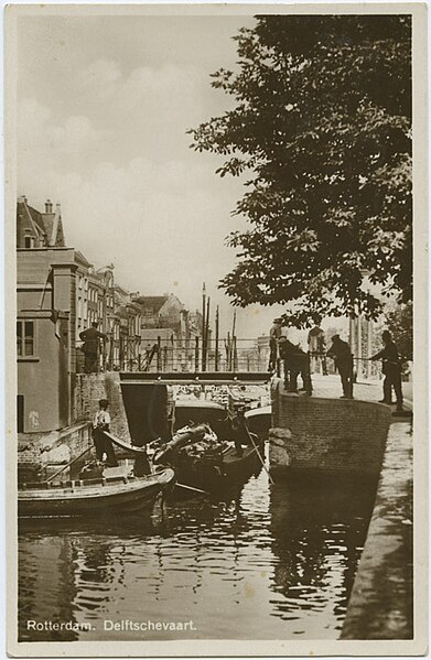 File:Prentbriefkaart drukte bij de Raambrug over de Delftsevaart met op de achtergrond het Haagseveer 1930.jpg