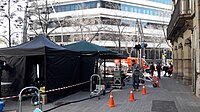 Preparació per un rodatge a l'Eixample. Estaven muntant aquestes carpes i hi havia una travessia plena de camions i furgonetes aparcades amb material.