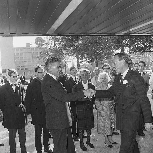 File:Prins Bernhard schudt de hand van de Rotterdamse burgemeester Wim Thomassen, Bestanddeelnr 919-5925.jpg