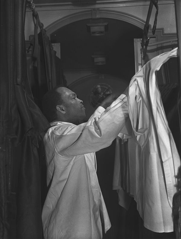 Pullman porter making an upper berth aboard the B&O Capitol Limited bound for Chicago, c. 1944