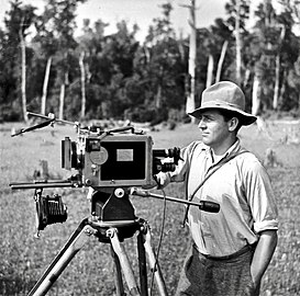 Arndt von Rautenfeld et le manche de sa caméra Debrie Parvo L (1938).