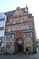 Renaissance-Fassade, Südermarkt 11, Flensburg, in der Vorweihnachtszeit.JPG
